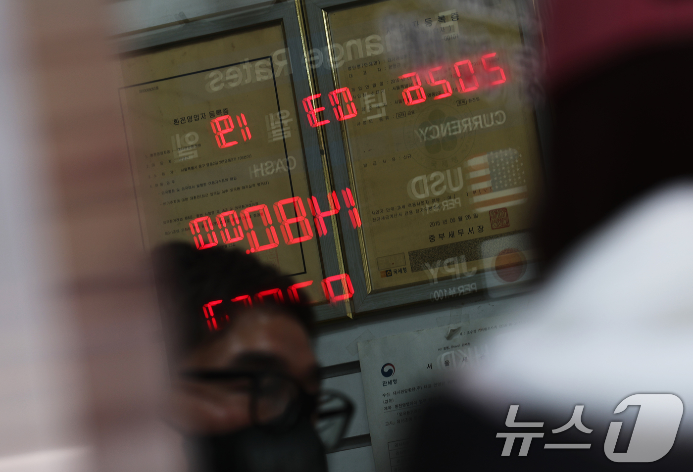 (서울=뉴스1) 오대일 기자 = 원·달러 환율이 3거래일 만에 1500원대를 재돌파한 19일 서울 중구 명동의 환전소 전광판에 환율 시세가 표시되고 있다.이날 서울외환시장에서 오전 …