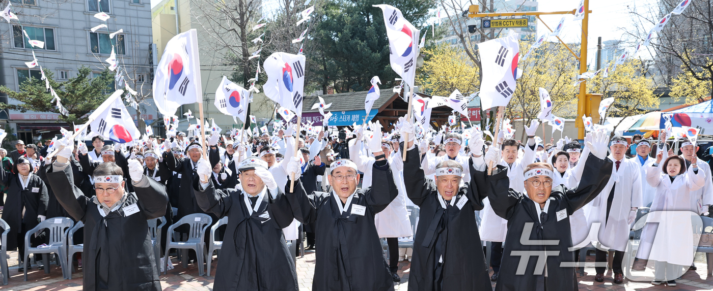 (대전=뉴스1) 김기태 기자 = 19일 오전 대전 유성구 유성시장 일원에서 열린 유성장터만세운동 및 의병제 기념행사에서 정용래 유성구청장과 황정아 국회의원 등 참석자들이 만세를 외 …