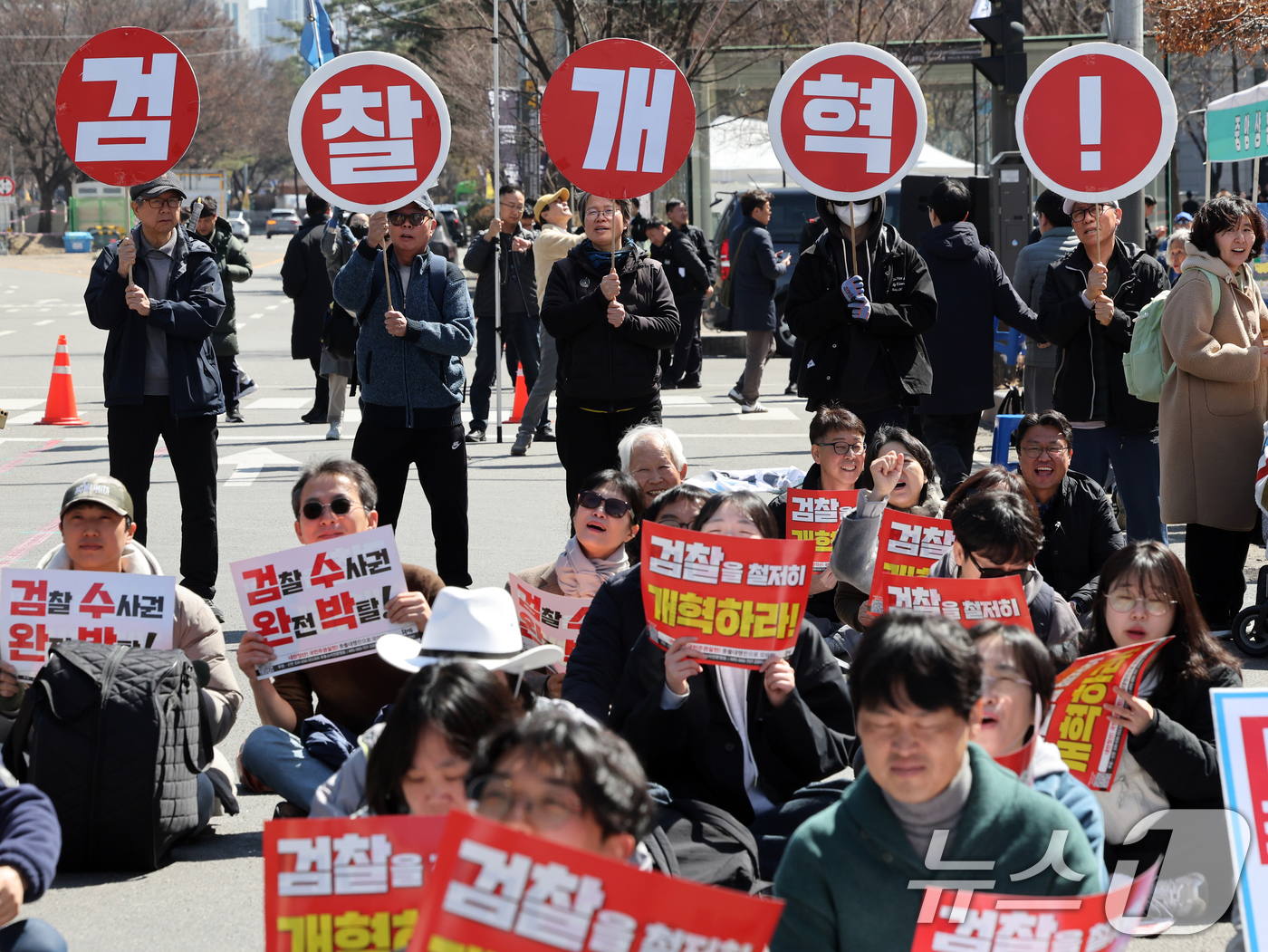 (서울=뉴스1) 황기선 기자 = 촛불행동 회원들이 19일 오후 서울 영등포구 여의도 국회의사당역 앞에서 열린 '대법원장 탄핵·검찰 개혁 촉구 집회'에서 구호를 외치고 있다.  20 …