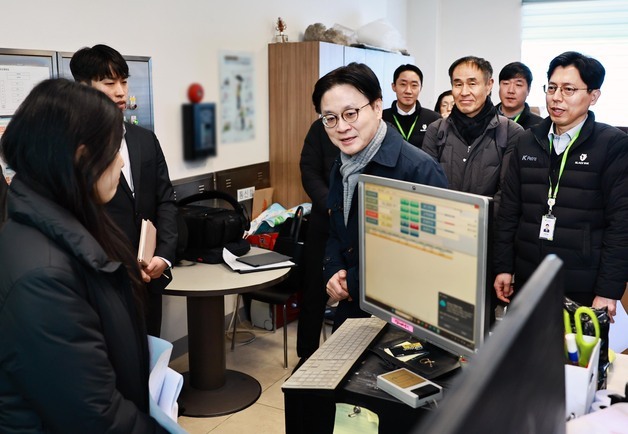 김정관 산업장관 "유가 안정 체감까지 불법 의심 주유소 강력 점검"