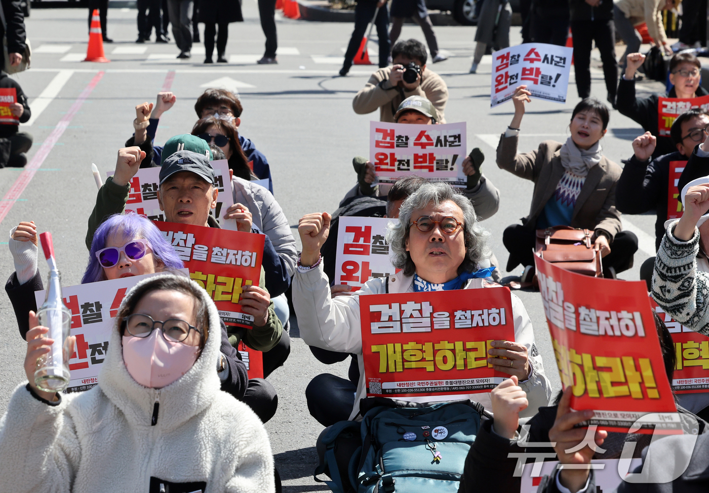 (서울=뉴스1) 황기선 기자 = 촛불행동 회원들이 19일 오후 서울 영등포구 여의도 국회의사당역 앞에서 열린 '대법원장 탄핵·검찰 개혁 촉구 집회'에서 구호를 외치고 있다.  20 …