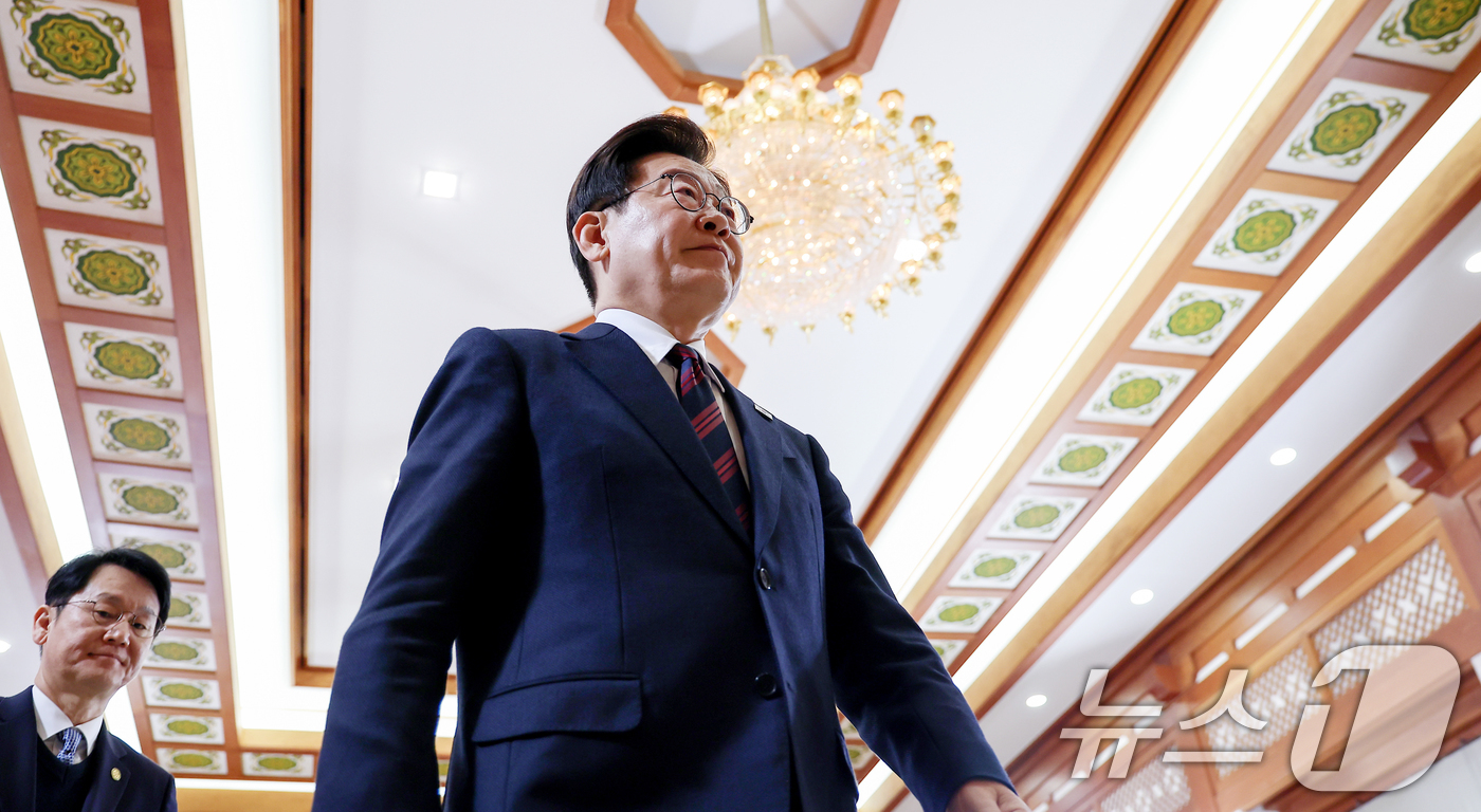 (서울=뉴스1) 허경 기자 = 이재명 대통령이 19일 청와대에서 열린 경사노위 1기 출범 맞이 노동정책 토론회를 마친 뒤 이동하고 있다. 2026.3.19/뉴스1