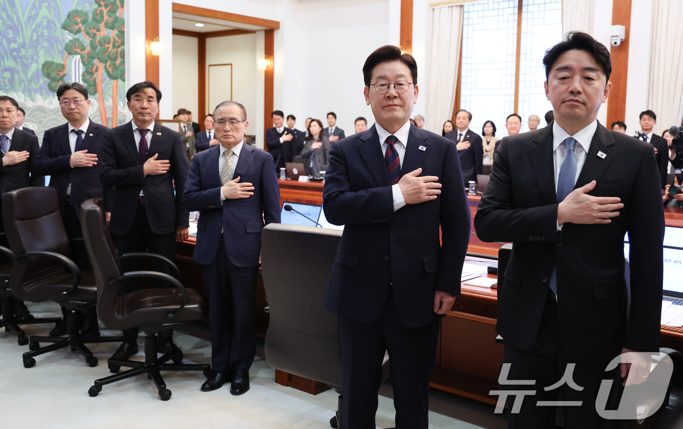 (서울=뉴스1) 이재명 기자 = 이재명 대통령이 19일 청와대에서 열린 수석보좌관회의에서 국민의례를 하고 있다. 2026.3.19/뉴스1