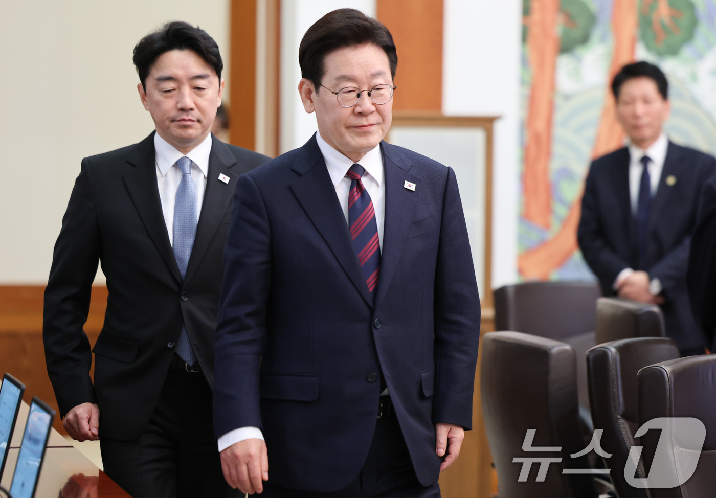 (서울=뉴스1) 이재명 기자 = 이재명 대통령이 19일 청와대에서 열린 수석보좌관회의에 입장하고 있다. 2026.3.19/뉴스1