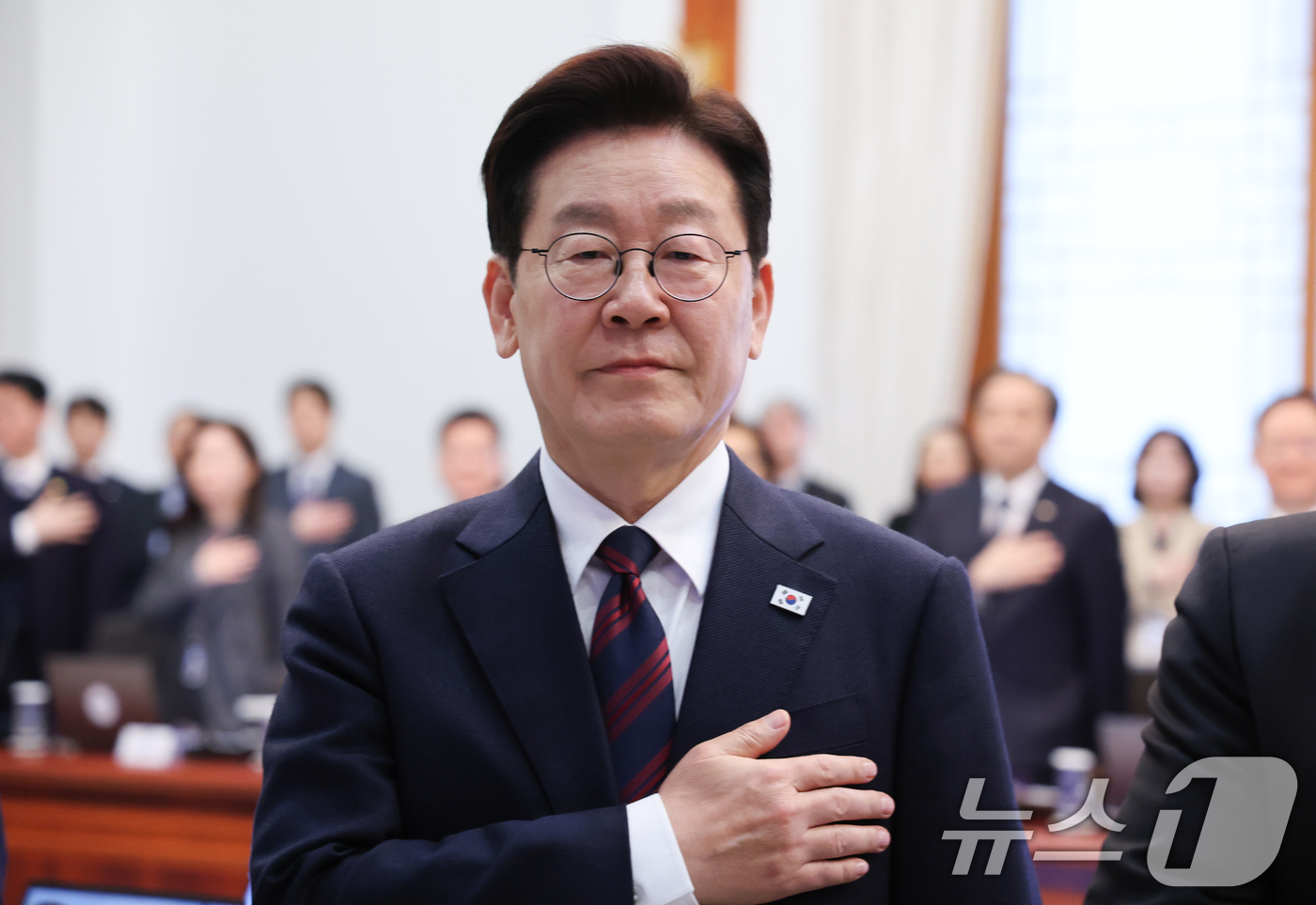 (서울=뉴스1) 이재명 기자 = 이재명 대통령이 19일 청와대에서 열린 수석보좌관회의에서 국민의례를 하고 있다. 2026.3.19/뉴스1