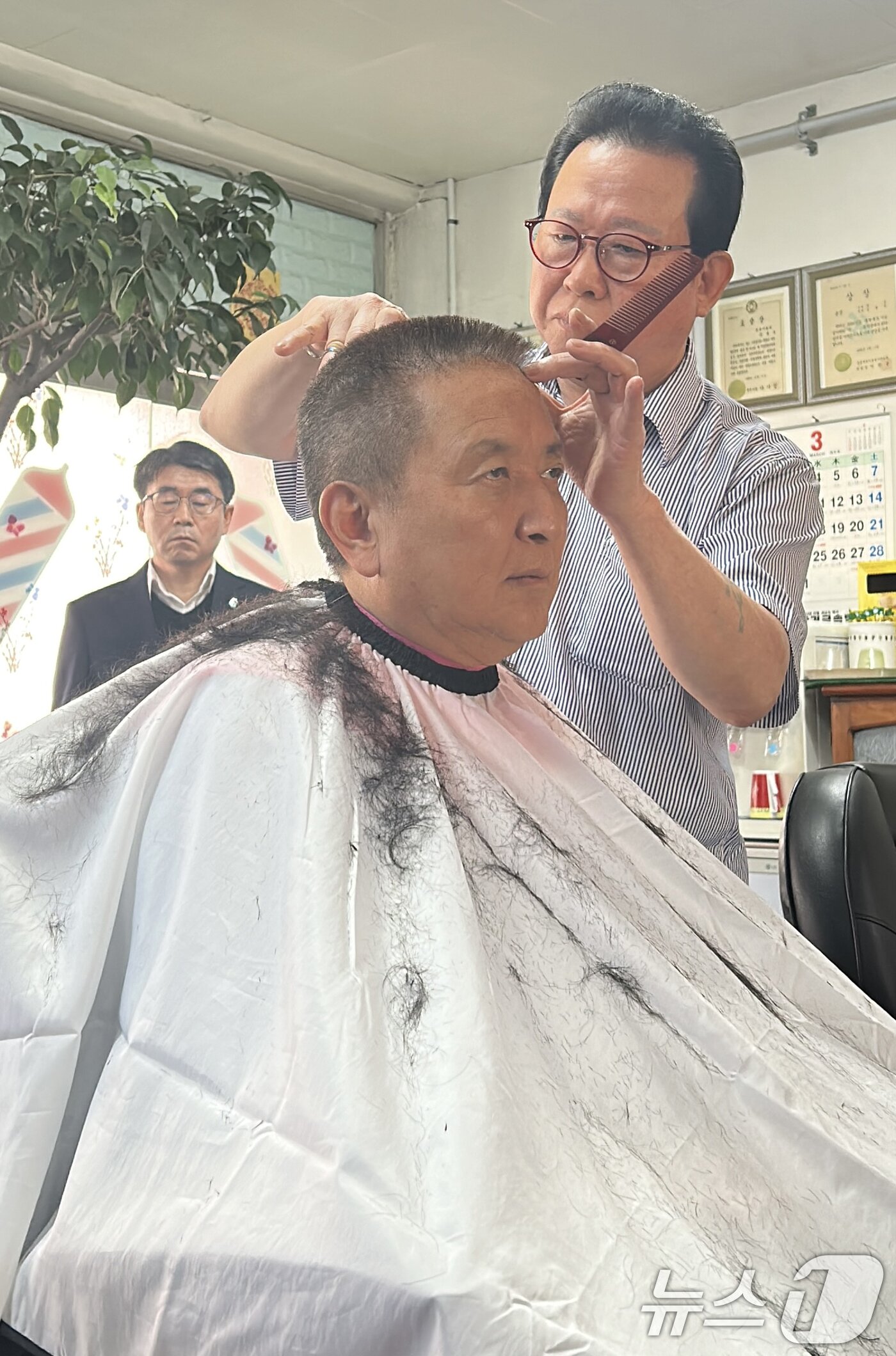 본문 이미지 - 김영환 충북지사가 19일 국민의힘 공천관리위원회로의 컷오프 통보에 항의하는 차원에서 삭발을 하고 있다. 2026.2.19 (충북도 제공. 재판매 및 DB금지) ⓒ 뉴스1 김용빈 기자