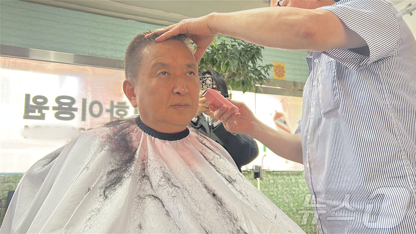 본문 이미지 - 김영환 충북지사가 19일 국민의힘 공천관리위원회로의 컷오프 통보에 항의하는 차원에서 삭발을 하고 있다. 2026.2.19 (충북도 제공. 재판매 및 DB금지) 