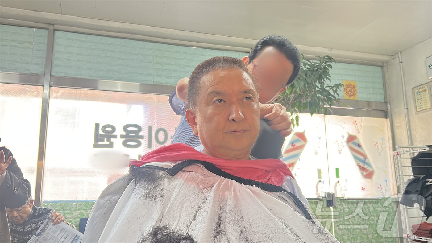 본문 이미지 - 김영환 충북지사가 19일 국민의힘 공천관리위원회로의 컷오프 통보에 항의하는 차원에서 삭발을 하고 있다. 2026.2.19 (충북도 제공. 재판매 및 DB금지) ⓒ 뉴스1 김용빈 기자