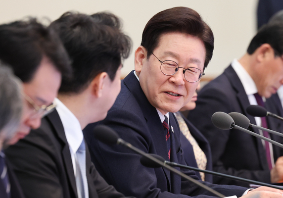 李대통령 "강훈식, 표창이라도 하나 드릴까"…웃음꽃 핀 대수보