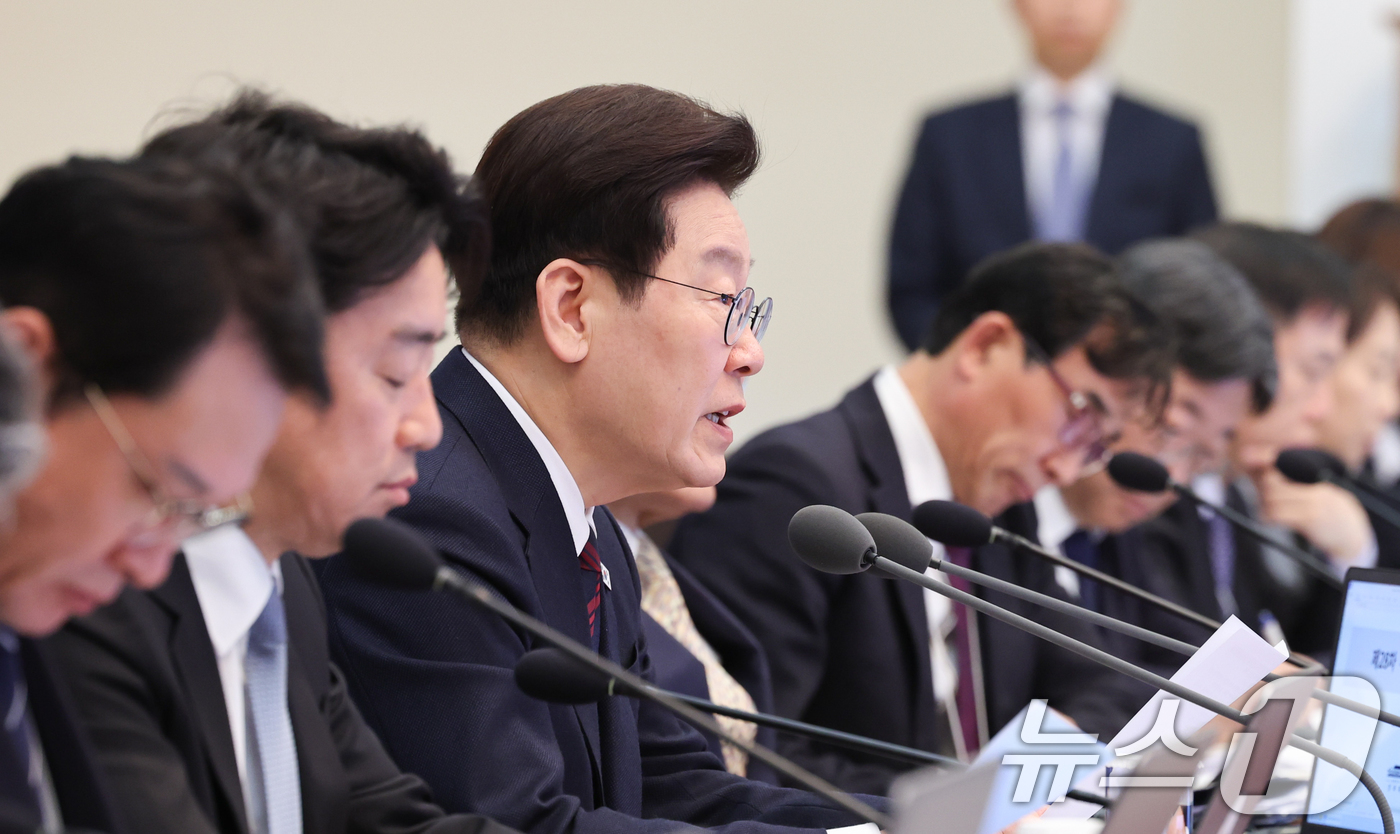 (서울=뉴스1) 이재명 기자 = 이재명 대통령이 19일 청와대에서 열린 수석보좌관회의에서 발언을 하고 있다.  2026.3.19/뉴스1