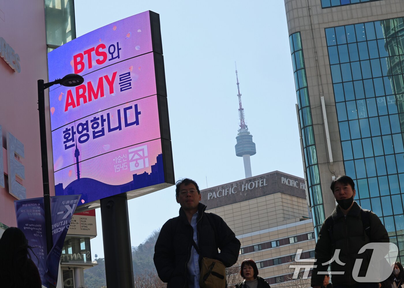 본문 이미지 - 방탄소년단(BTS) 완전체 컴백 공연을 이틀 앞둔 19일 서울 중구 명동거리의 미디어폴에 BTS와 팬클럽 아미를 환영하는 메시지가 송출되고 있다. 2026.3.19 ⓒ 뉴스1 오대일 기자