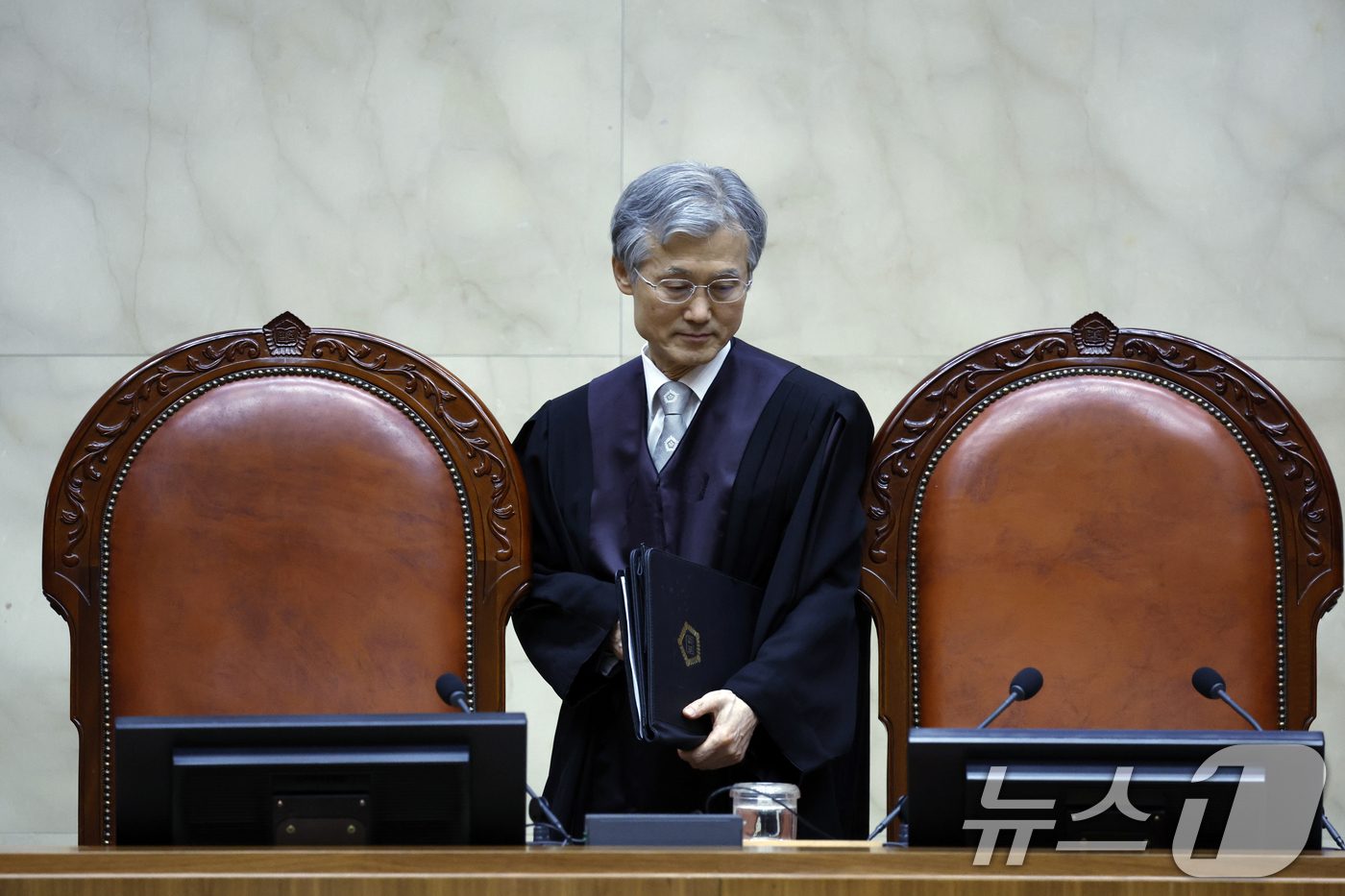 (서울=뉴스1) 박정호 기자 = 조희대 대법원장이 19일 오후 서울 서초구 대법원 대법정에서 열린 모해위증 관련 전원합의체 선고를 위해 입장하고 있다.  2026.3.19/뉴스1