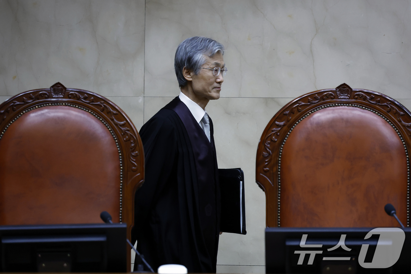 (서울=뉴스1) 박정호 기자 = 조희대 대법원장이 19일 오후 서울 서초구 대법원 대법정에서 열린 모해위증 관련 전원합의체 선고를 위해 입장하고 있다.  2026.3.19/뉴스1