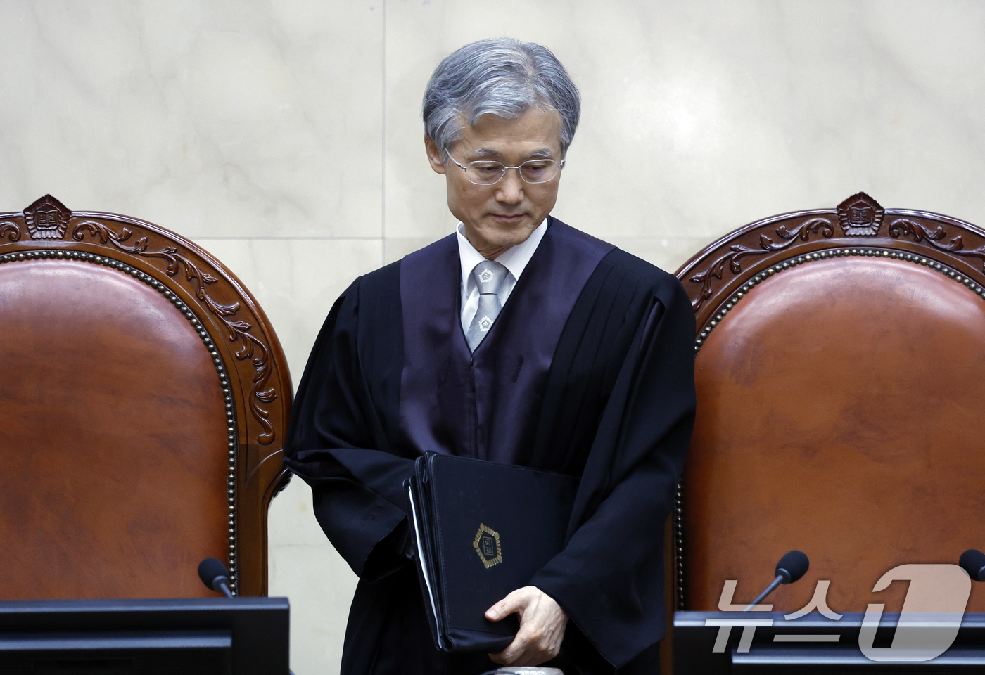 (서울=뉴스1) 박정호 기자 = 조희대 대법원장이 19일 오후 서울 서초구 대법원 대법정에서 열린 모해위증 관련 전원합의체 선고를 위해 입장하고 있다.  2026.3.19/뉴스1