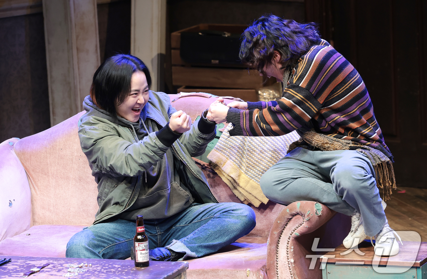 (서울=뉴스1) 권현진 기자 = 배우 문근영(왼쪽)이 19일 서울 종로구 대학로 티오엠에서 열린 연극 ‘오펀스’ 프레스콜에서 열연을 펼치고 있다. 2026.3.19/뉴스1