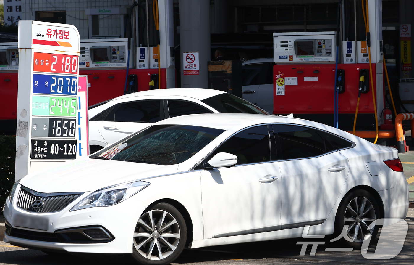 (서울=뉴스1) 김민지 기자 = 이스라엘이 이란 최대 가스전을 폭격하고 이란이 주변국 에너지 시설에 반격하면서 국제유가가 다시 급등한 가운데 19일 서울 시내의 주유소에 유가정보판 …