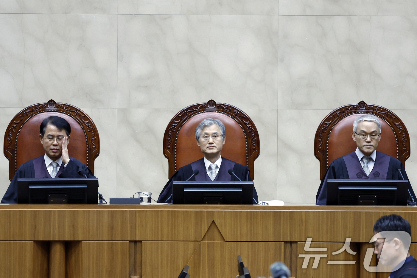 (서울=뉴스1) 박정호 기자 = 조희대 대법원장(가운데)과 대법관들이 19일 오후 서울 서초구 대법원 대법정에서 열린 모해위증 관련 전원합의체 선고를 위해 착석해 있다. 2026. …