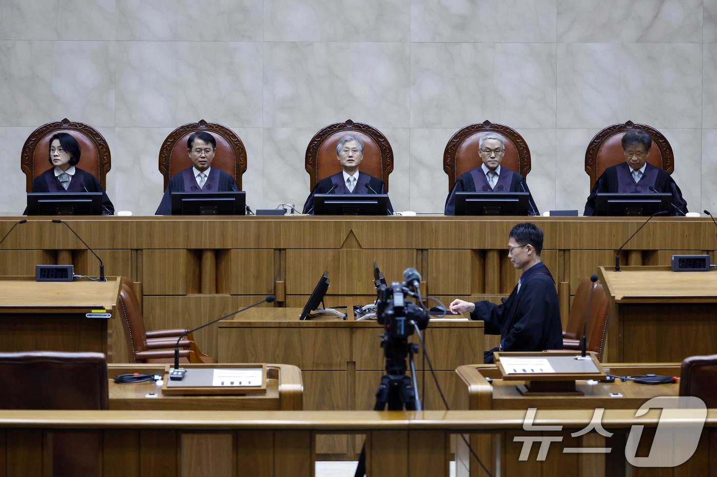 (서울=뉴스1) 박정호 기자 = 조희대 대법원장(가운데)과 대법관들이 19일 오후 서울 서초구 대법원 대법정에서 열린 모해위증 관련 전원합의체 선고를 위해 착석해 있다.  2026 …