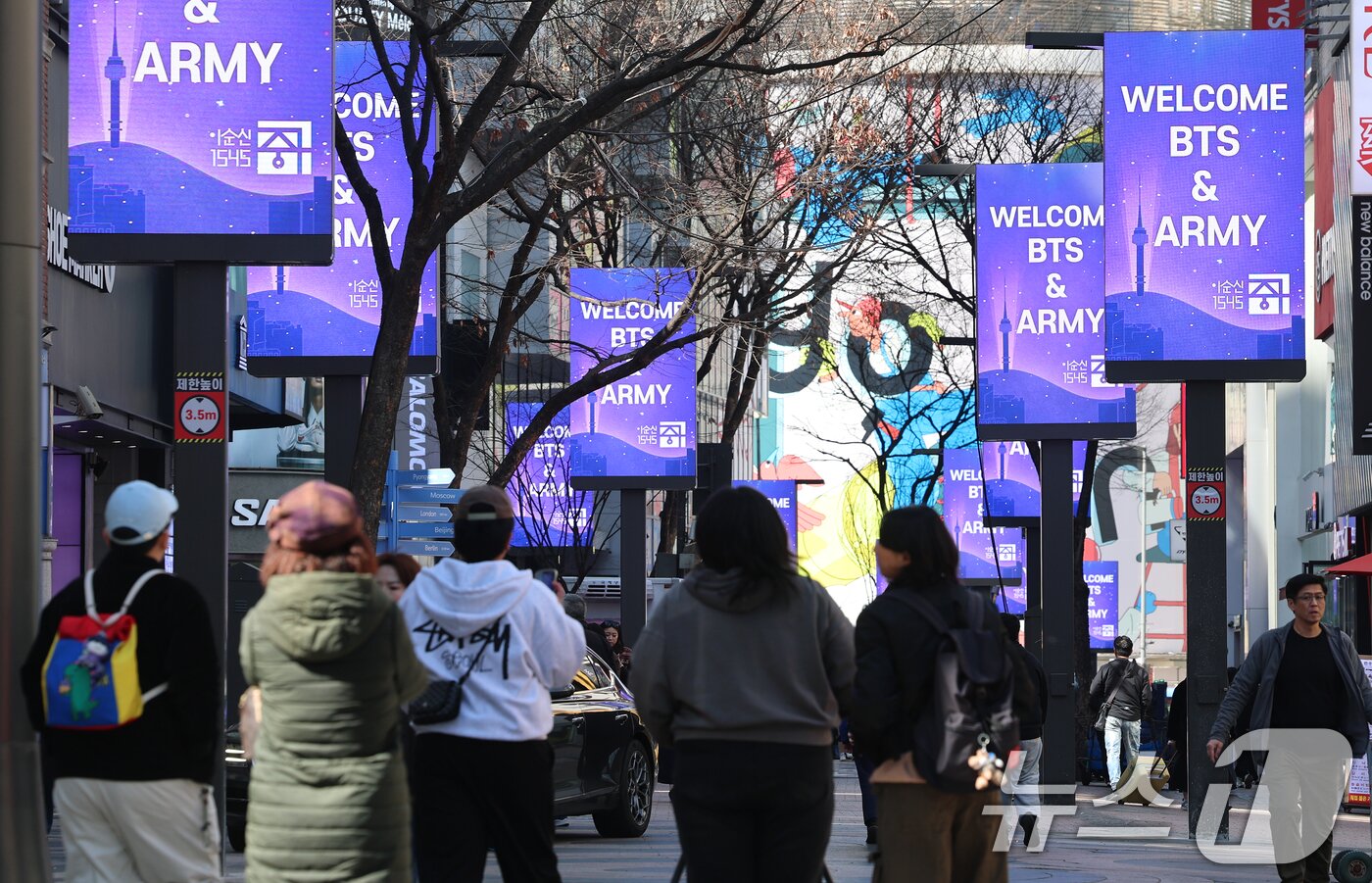 본문 이미지 - 방탄소년단(BTS) 완전체 컴백 공연을 이틀 앞둔 19일 서울 중구 명동거리의 미디어폴에 BTS와 팬클럽 아미를 환영하는 메시지가 송출되고 있다. 2026.3.19 ⓒ 뉴스1 오대일 기자