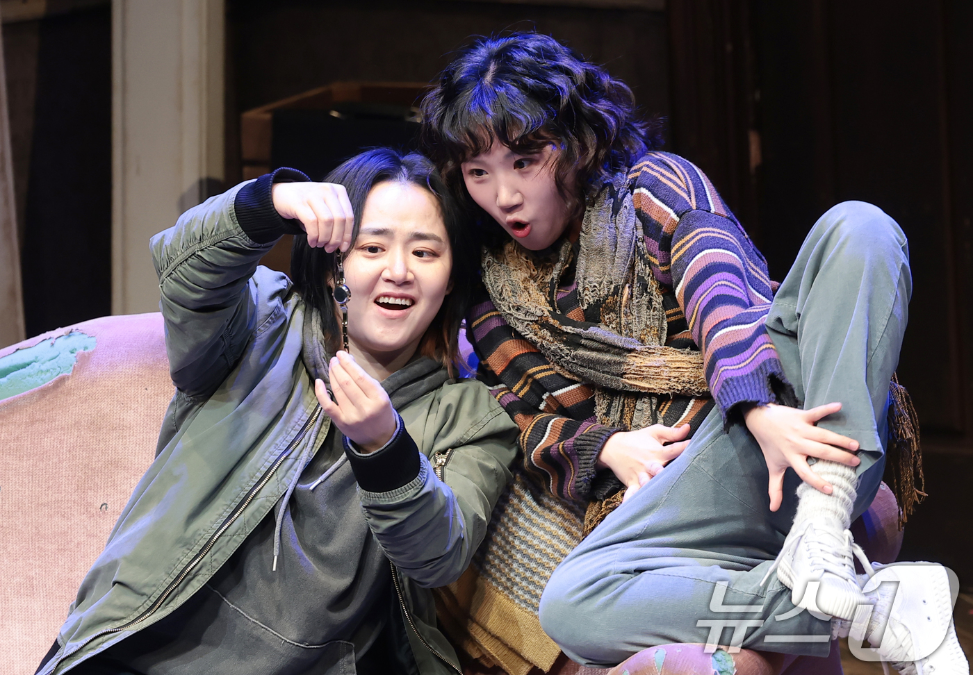 (서울=뉴스1) 권현진 기자 = 배우 문근영(왼쪽)이 19일 서울 종로구 대학로 티오엠에서 열린 연극 ‘오펀스’ 프레스콜에서 열연을 펼치고 있다. 2026.3.19/뉴스1