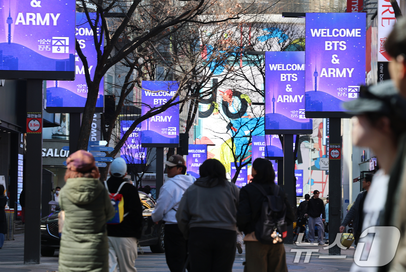 (서울=뉴스1) 오대일 기자 = 방탄소년단(BTS) 완전체 컴백 공연을 이틀 앞둔 19일 서울 중구 명동거리의 미디어폴에 BTS와 팬클럽 아미를 환영하는 메시지가 송출되고 있다. …