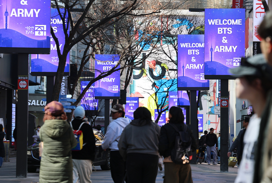 BTS와 아미 환영하는 명동거리