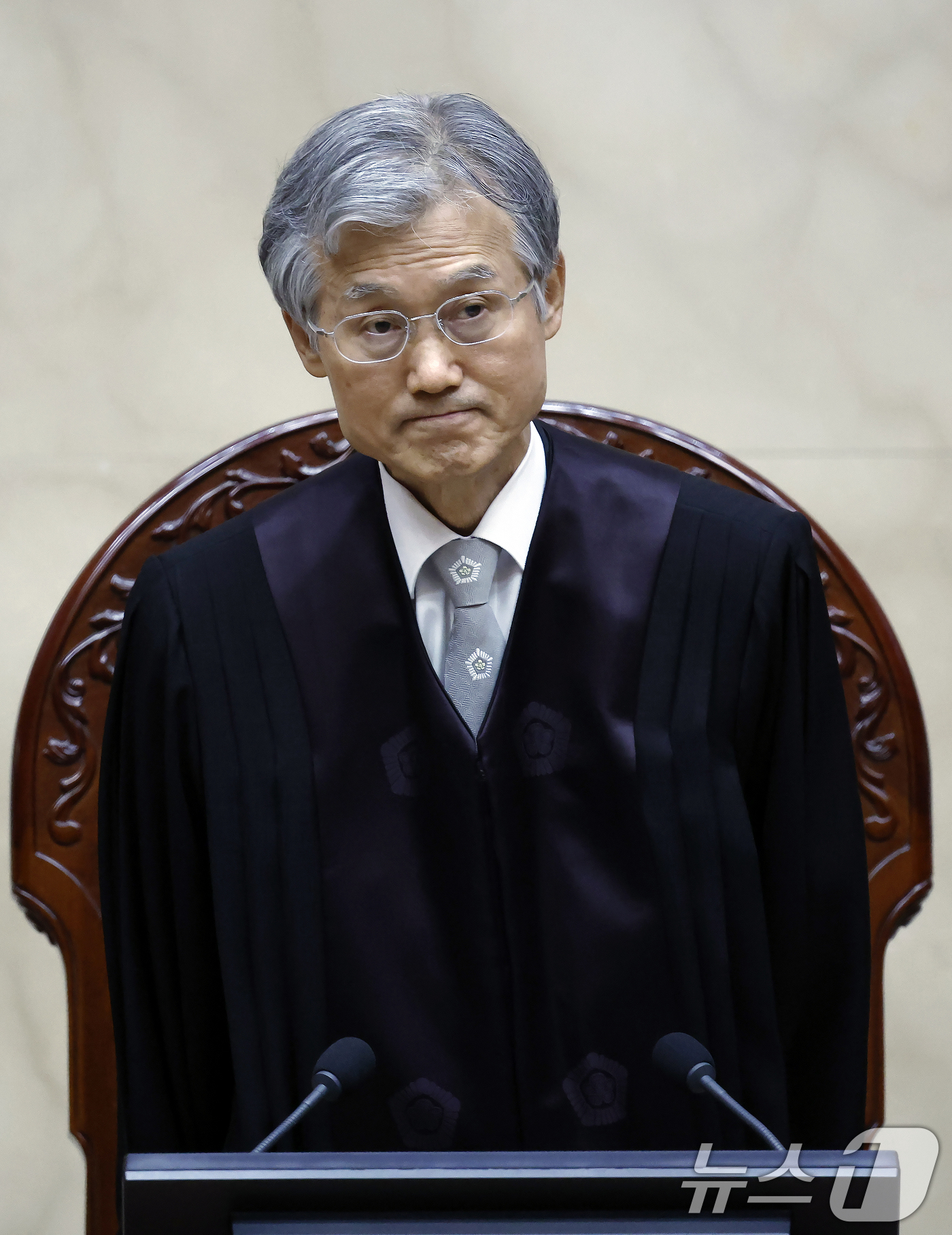 (서울=뉴스1) 박정호 기자 = 조희대 대법원장이 19일 오후 서울 서초구 대법원 대법정에서 열린 모해위증 관련 전원합의체 선고를 위해 입장하고 있다.  2026.3.19/뉴스1