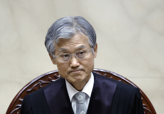 전원합의체 선고 입장한 조희대 대법원장