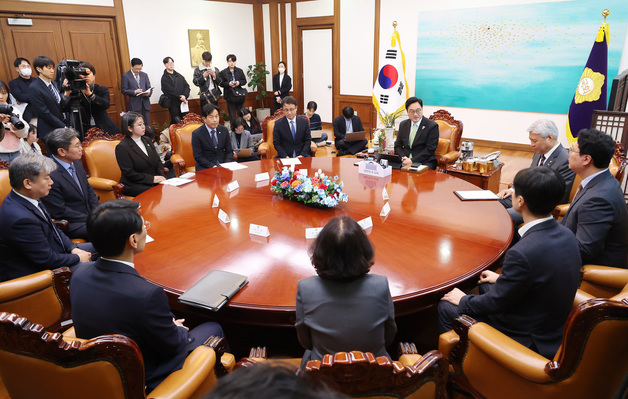 與 "野 최대한 '개헌' 설득…30일 당론 채택 여부 등 정리"