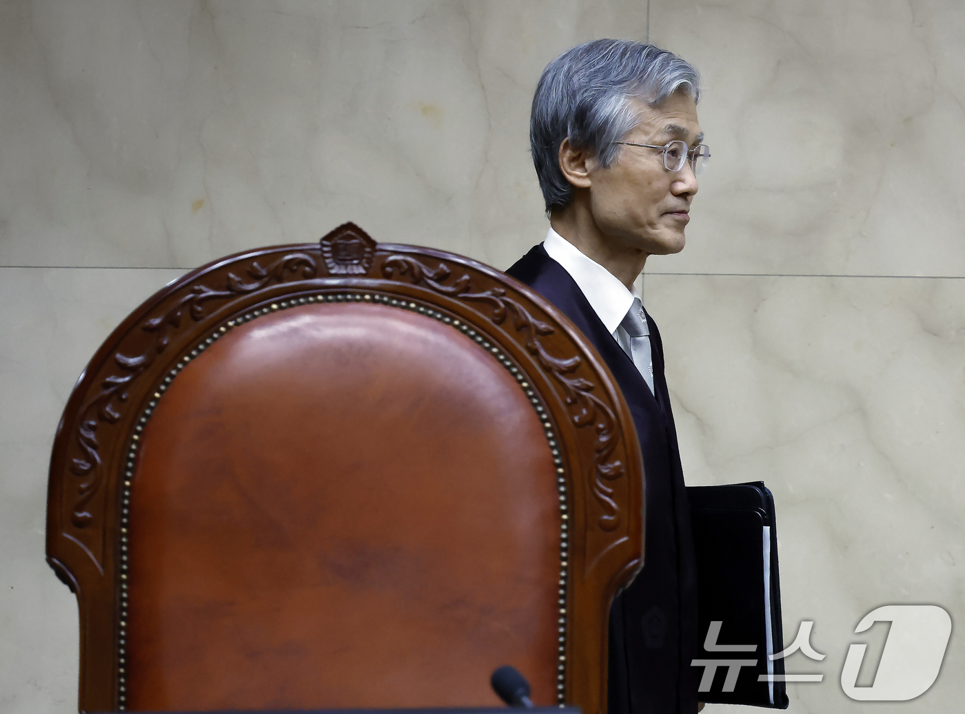 (서울=뉴스1) 박정호 기자 = 조희대 대법원장이 19일 오후 서울 서초구 대법원 대법정에서 열린 모해위증 관련 전원합의체 선고를 위해 입장하고 있다.  2026.3.19/뉴스1