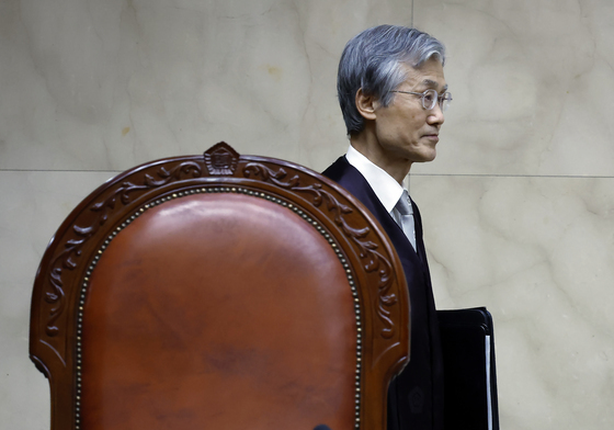 자리로 향하는 조희대 대법원장