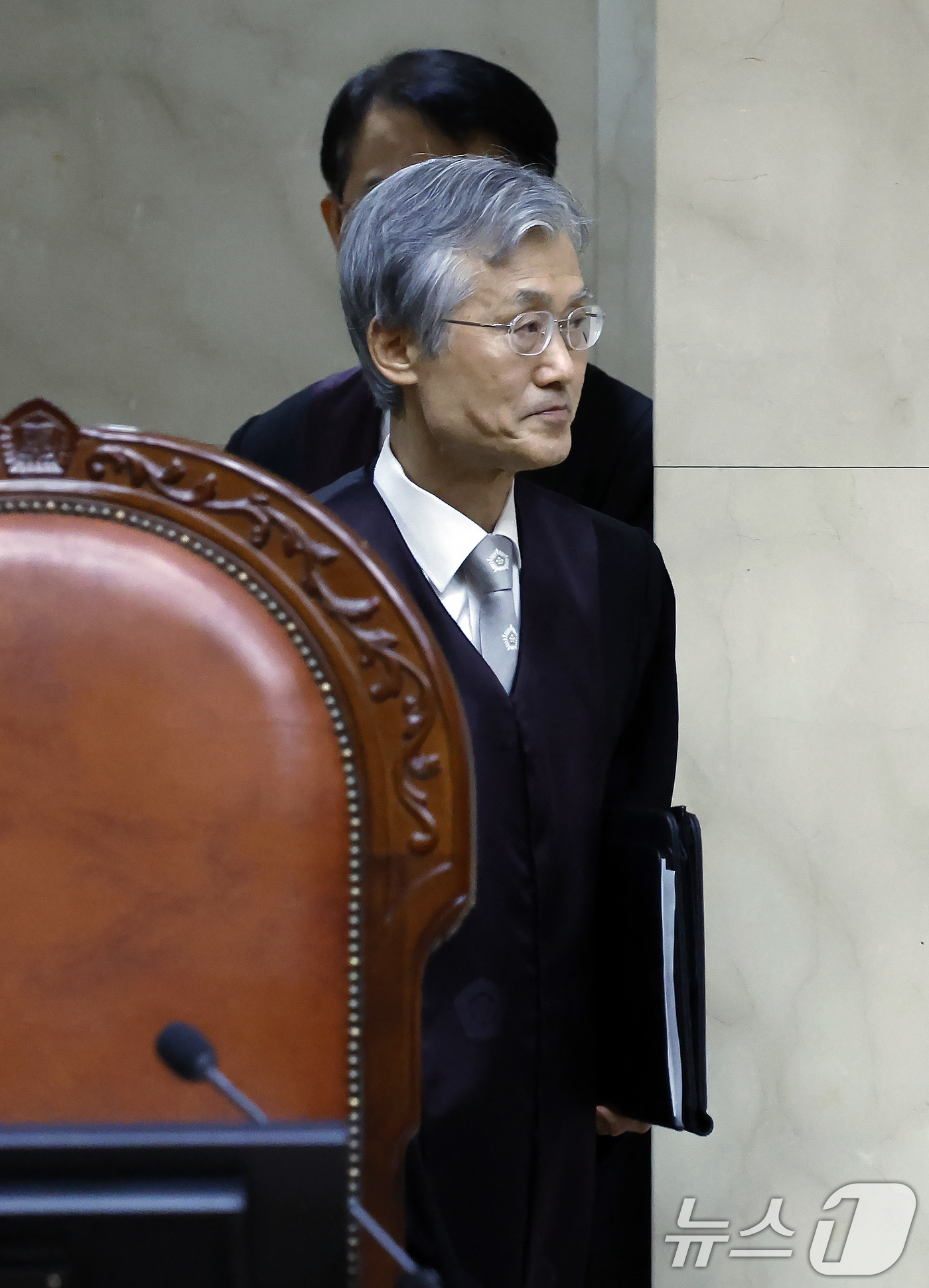 (서울=뉴스1) 박정호 기자 = 조희대 대법원장이 19일 오후 서울 서초구 대법원 대법정에서 열린 모해위증 관련 전원합의체 선고를 위해 입장하고 있다.  2026.3.19/뉴스1