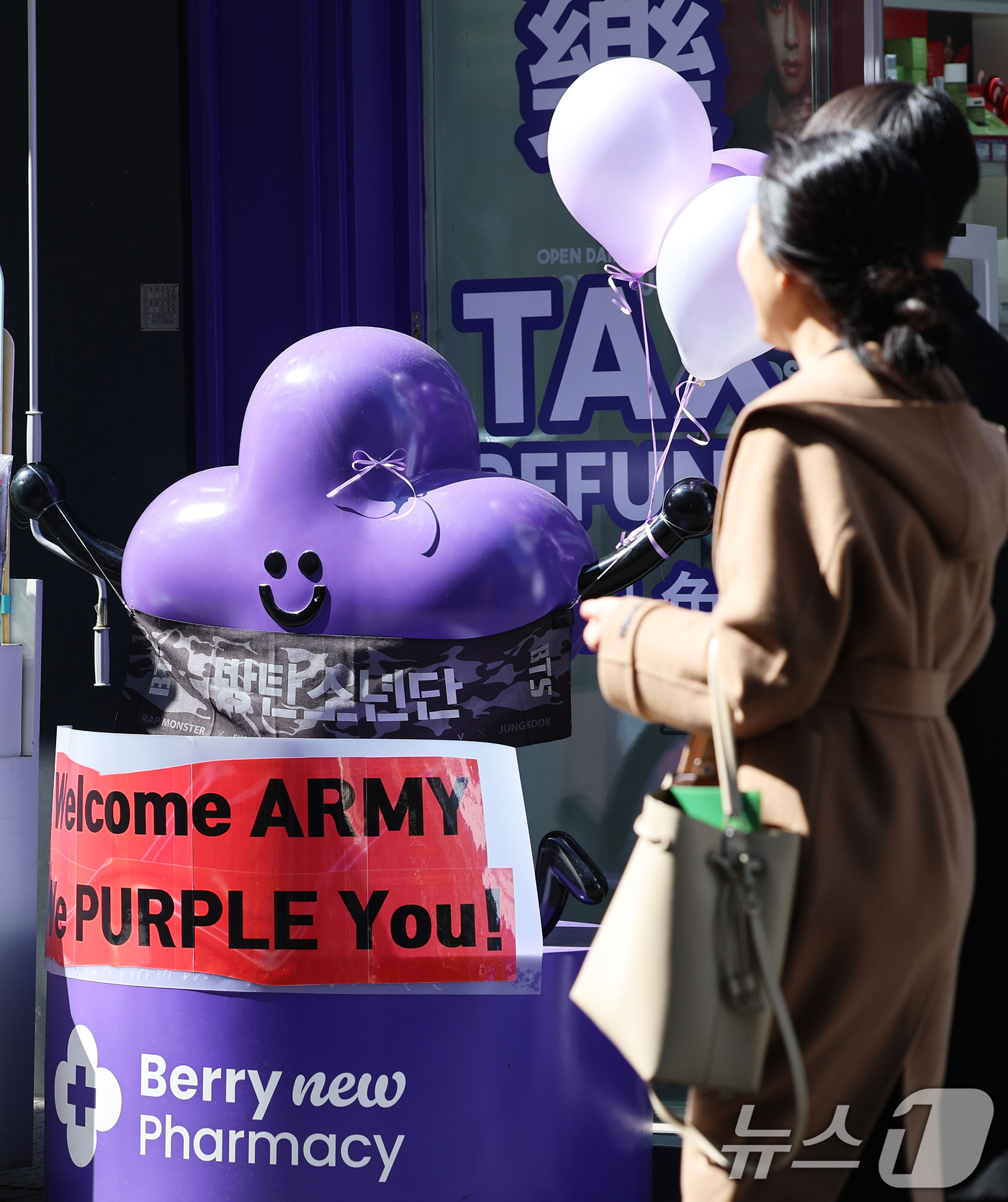 (서울=뉴스1) 오대일 기자 = 방탄소년단(BTS) 완전체 컴백 공연을 이틀 앞둔 19일 서울 중구 명동거리의 한 상점에 BTS 환영 광고판이 설치돼 있다.  2026.3.19/뉴 …