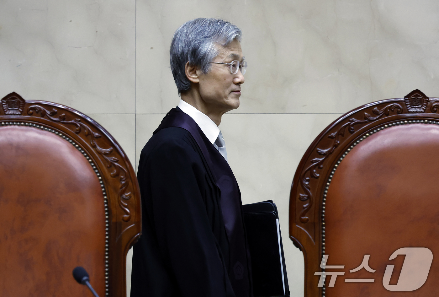 (서울=뉴스1) 박정호 기자 = 조희대 대법원장이 19일 오후 서울 서초구 대법원 대법정에서 열린 모해위증 관련 전원합의체 선고를 위해 입장하고 있다.  2026.3.19/뉴스1