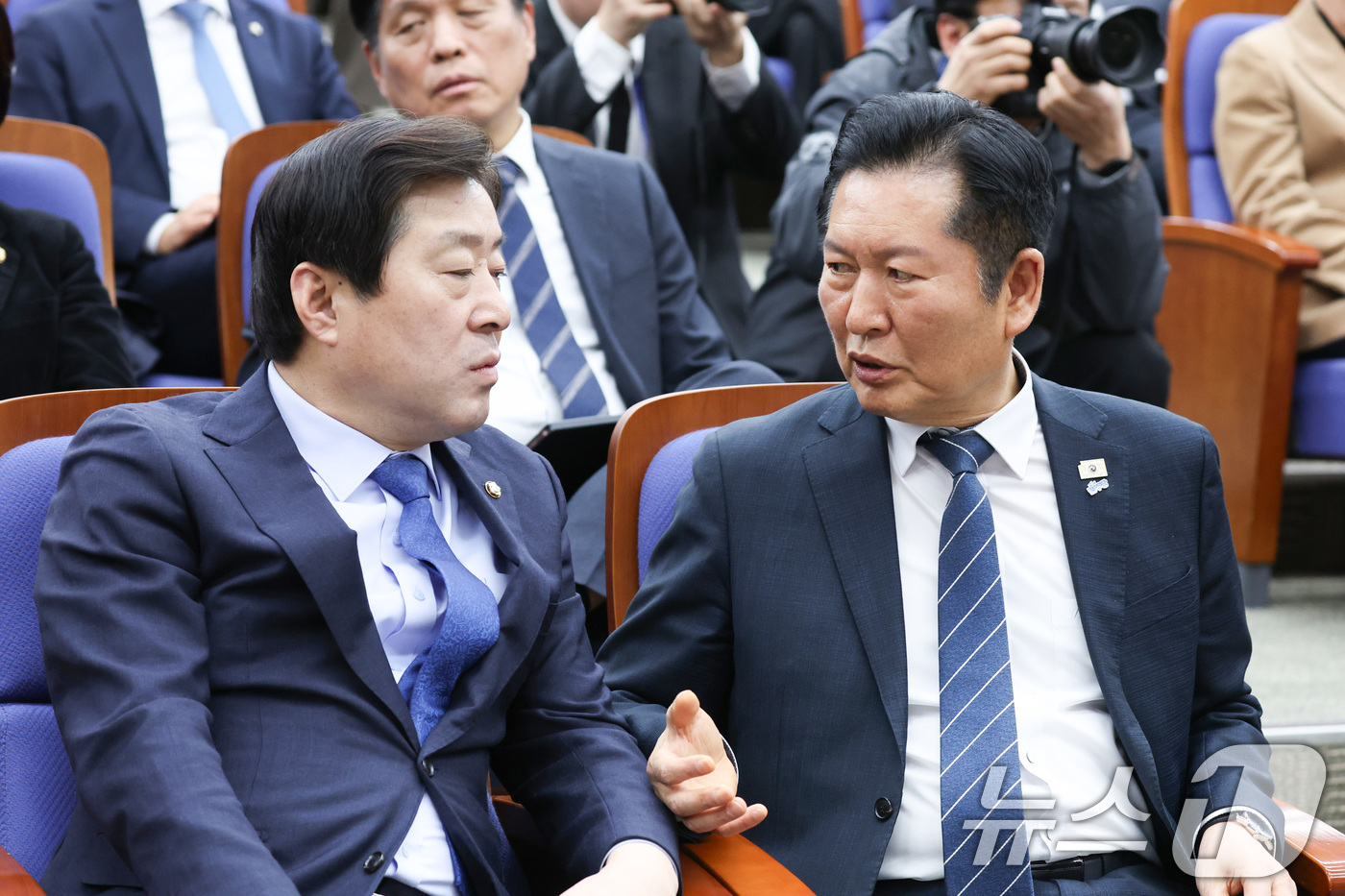 (서울=뉴스1) 신웅수 기자 = 정청래 더불어민주당 대표와 황명선 최고위원이 19일 서울 여의도 국회에서 열린 의원총회에서 대화하고 있다. 2026.3.19/뉴스1