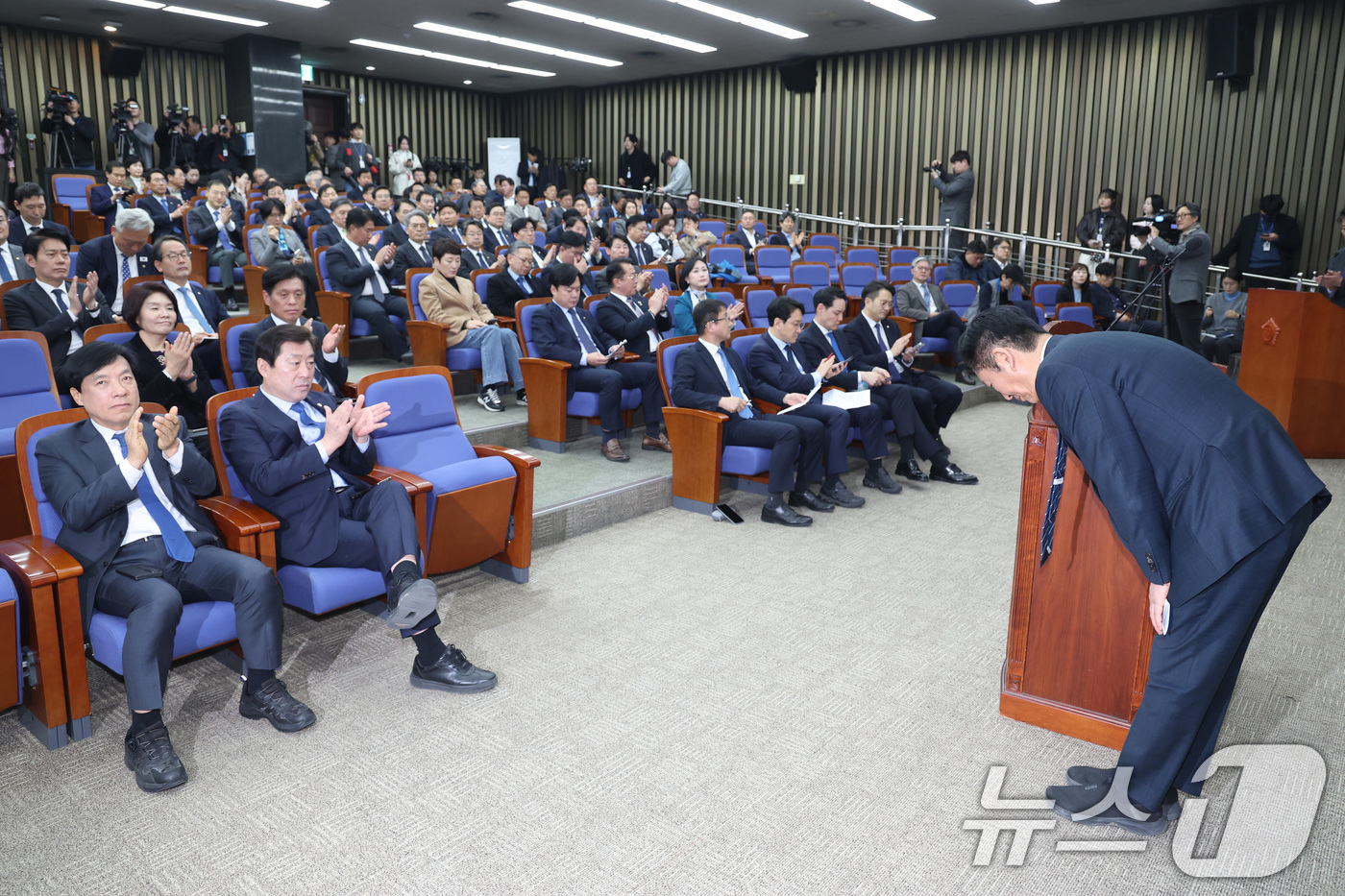 (서울=뉴스1) 신웅수 기자 = 정청래 더불어민주당 대표가 19일 서울 여의도 국회에서 열린 의원총회에서 의원들에게 인사하고 있다. 2026.3.19/뉴스1