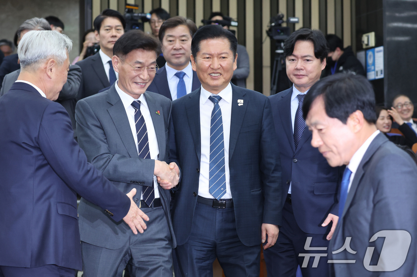 (서울=뉴스1) 신웅수 기자 = 정청래 더불어민주당 대표가 19일 서울 여의도 국회에서 열린 의원총회에 참석하고 있다. 2026.3.19/뉴스1