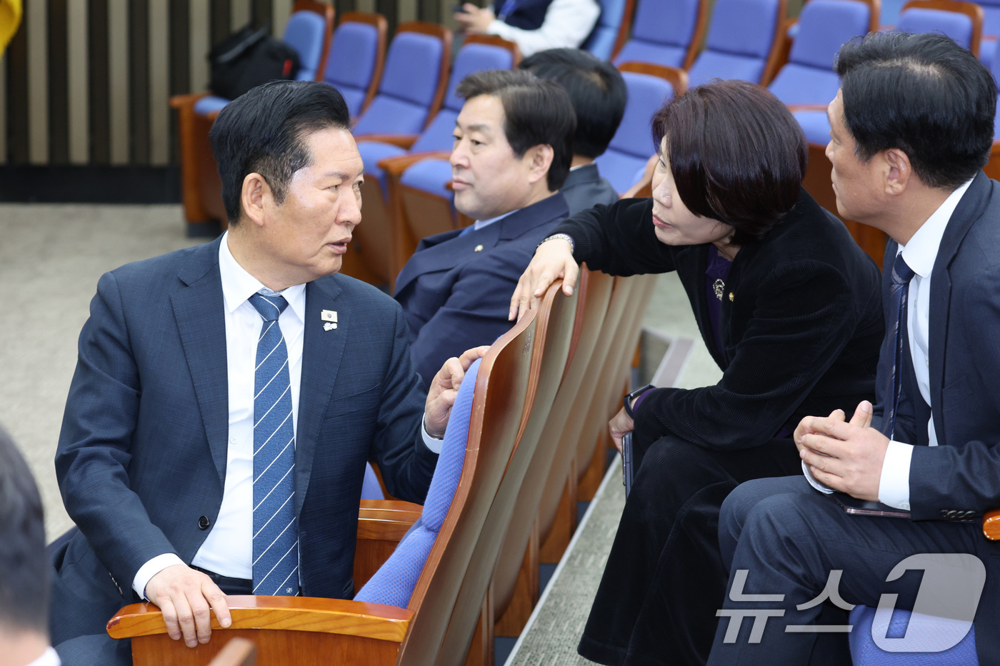 (서울=뉴스1) 신웅수 기자 = 정청래 더불어민주당 대표가 19일 서울 여의도 국회에서 열린 의원총회에서 한정애 정책위의장, 조승래 사무총장과 대화하고 있다. 2026.3.19/뉴 …