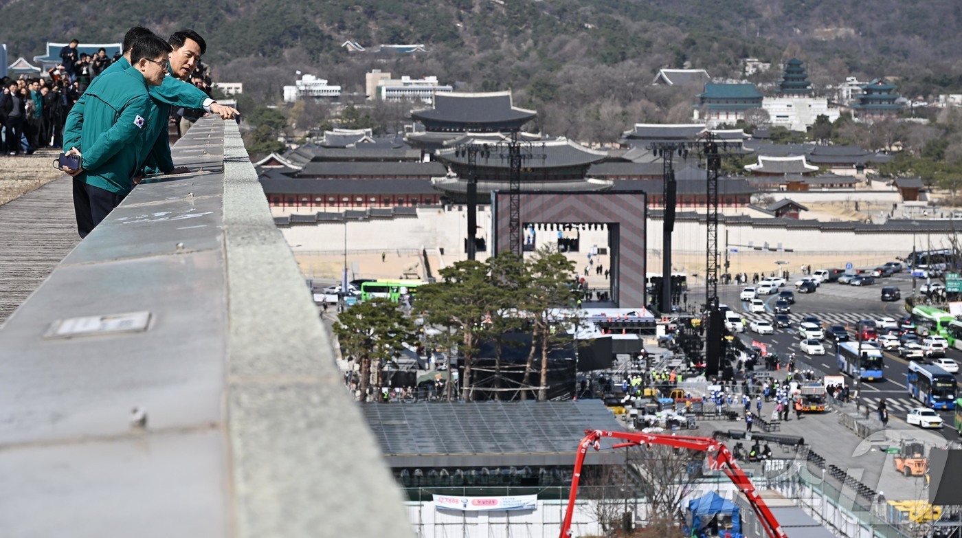 (서울=뉴스1) 최지환 기자 = 오세훈 서울시장이 BTS 컴백 라이브 : 아리랑을 이틀 앞둔 19일 서울 종로구 세종문화회관 옥상에서 공연 현장을 점검하고 있다. (공동취재)  2 …