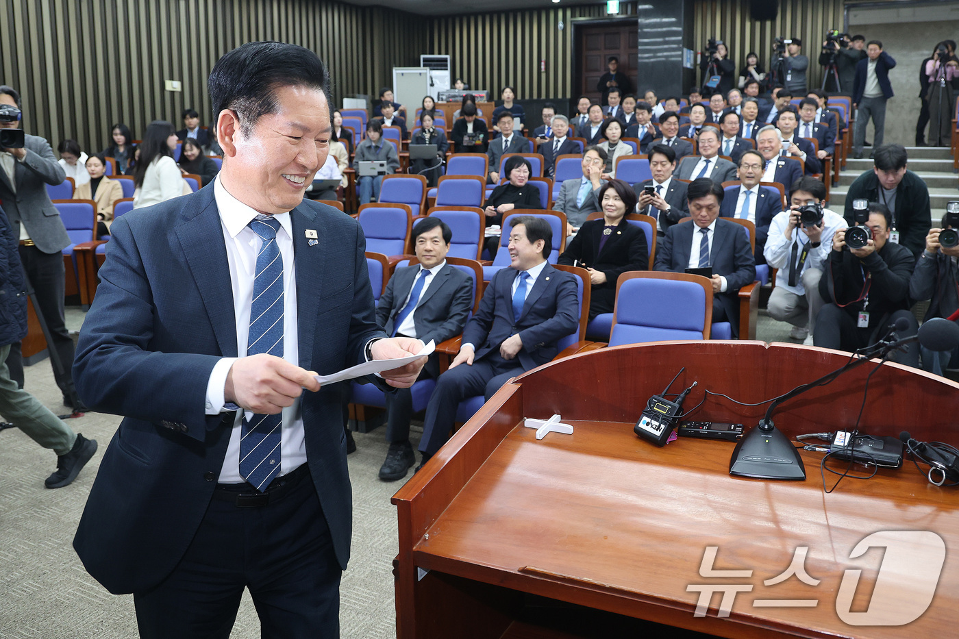 (서울=뉴스1) 신웅수 기자 = 정청래 더불어민주당 대표가 19일 서울 여의도 국회에서 열린 의원총회에서 발언하기 위해 단상으로 향하고 있다. 2026.3.19/뉴스1
