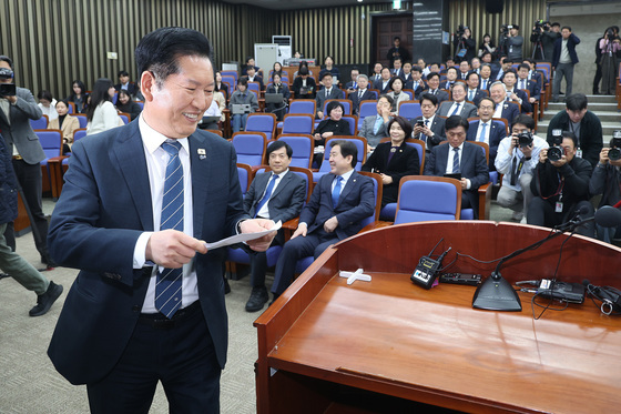 미소짓는 정청래 대표