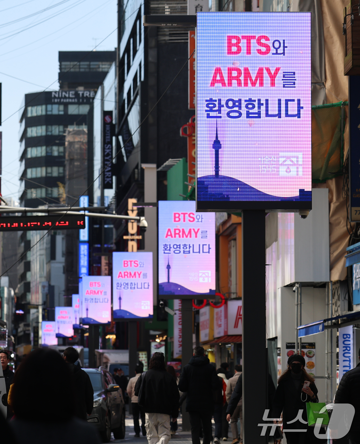 (서울=뉴스1) 오대일 기자 = 방탄소년단(BTS) 완전체 컴백 공연을 이틀 앞둔 19일 서울 중구 명동거리의 미디어폴에 BTS와 팬클럽 아미를 환영하는 메시지가 송출되고 있다. …