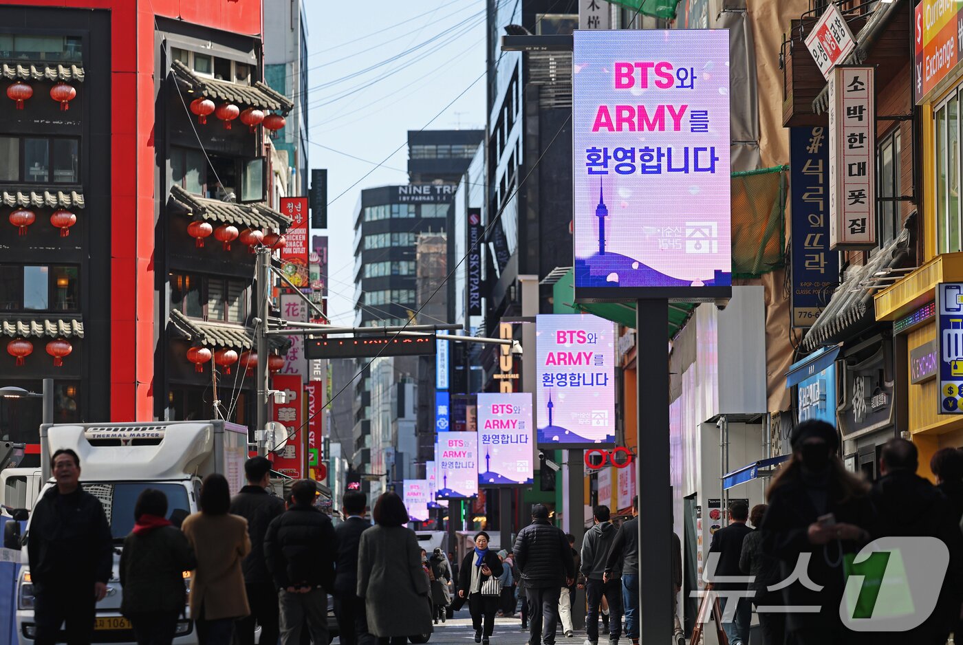 본문 이미지 - 방탄소년단(BTS) 완전체 컴백 공연을 이틀 앞둔 19일 서울 중구 명동거리의 미디어폴에 BTS와 팬클럽 아미를 환영하는 메시지가 송출되고 있다. 2026.3.19 ⓒ 뉴스1 오대일 기자