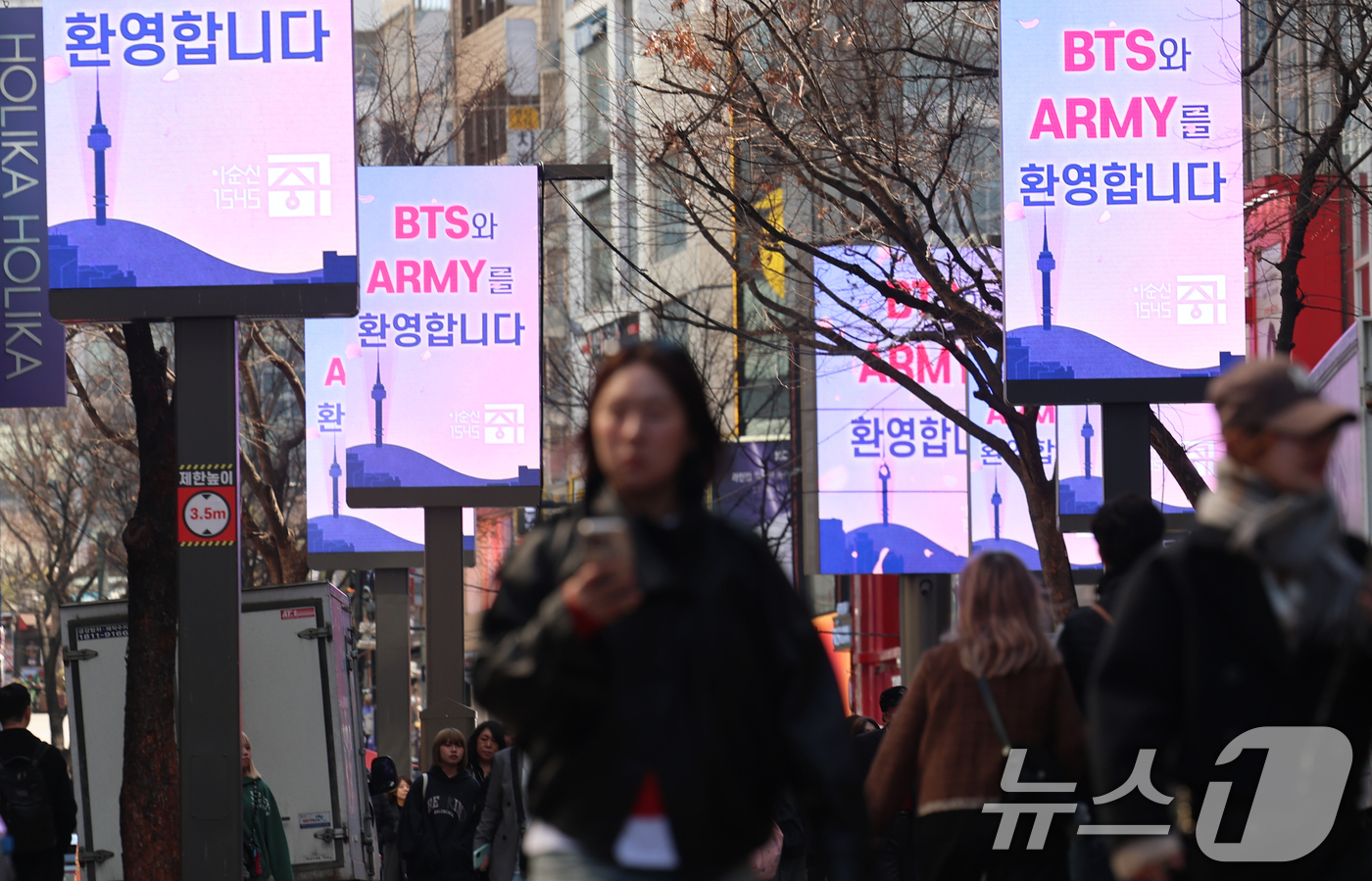 (서울=뉴스1) 오대일 기자 = 방탄소년단(BTS) 완전체 컴백 공연을 이틀 앞둔 19일 서울 중구 명동거리의 미디어폴에 BTS와 팬클럽 아미를 환영하는 메시지가 송출되고 있다. …