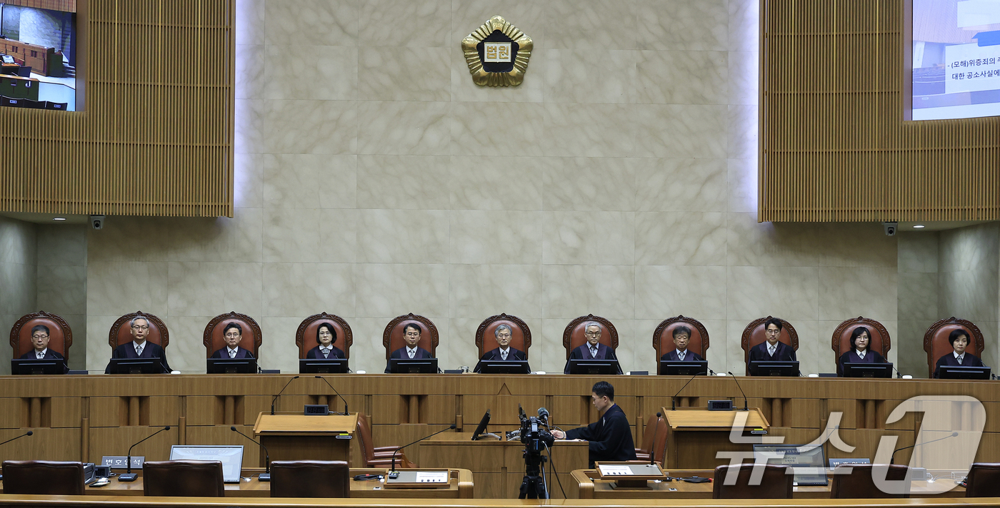 (서울=뉴스1) 박정호 기자 = 조희대 대법원장(왼쪽 일곱 번째)과 대법관들이 19일 오후 서울 서초구 대법원 대법정에서 열린 모해위증 관련 전원합의체 선고를 위해 착석해 있다. …