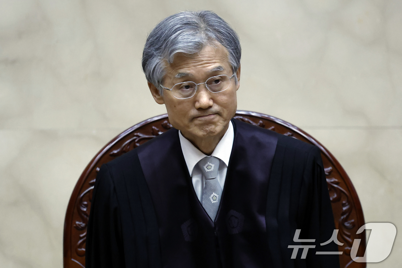 (서울=뉴스1) 박정호 기자 = 조희대 대법원장이 19일 오후 서울 서초구 대법원 대법정에서 열린 모해위증 관련 전원합의체 선고를 위해 착석하고 있다. 2026.3.19/뉴스1