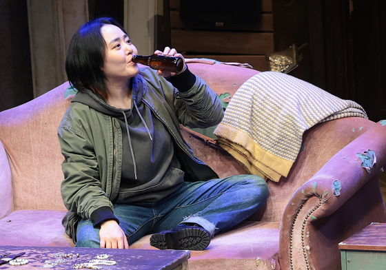 문근영, 연극 무대서 파격 변신