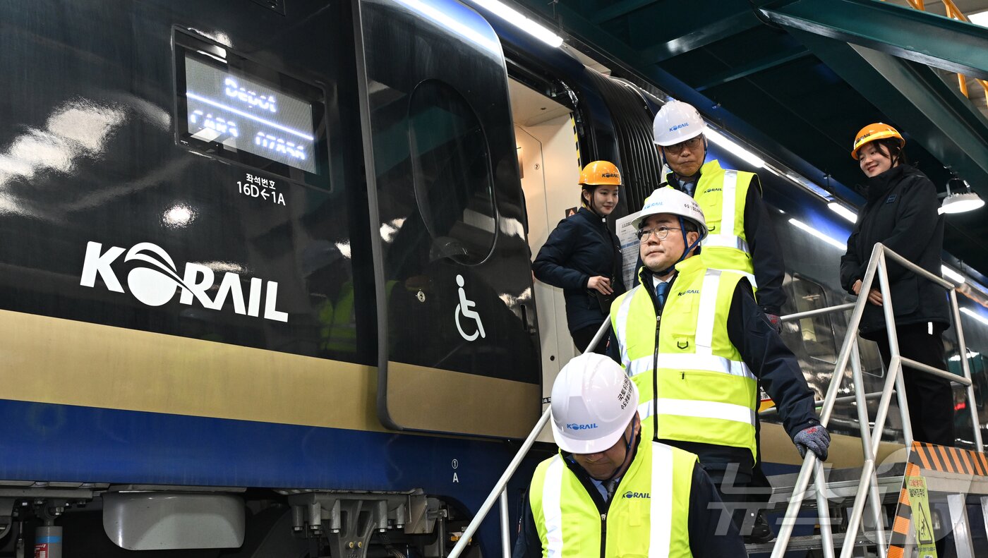 본문 이미지 - 맹성규 국회 국토교통위원장, 박찬대 더불어민주당 의원이 19일 경기도 고양시 수도권철도차량정비단에서 인천발 KTX에 들어갈 신형 차량(EMU 320) 도입 계획과 철도 안전 전반을 확인 점검하고 있다.(공동취재)2026.3.19 ⓒ 뉴스1 박소영 기자