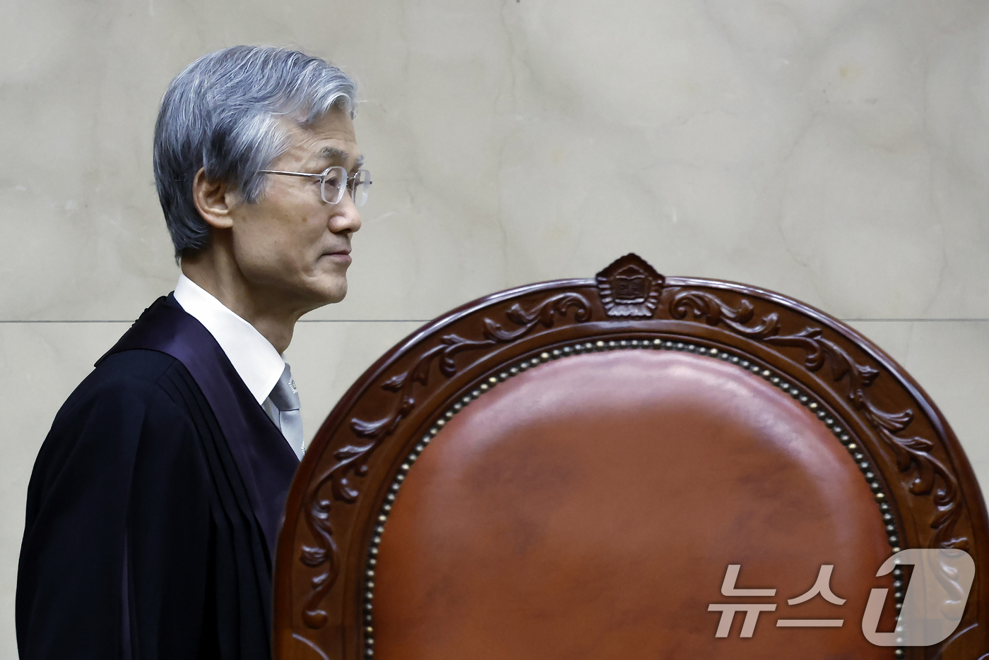 (서울=뉴스1) 박정호 기자 = 조희대 대법원장이 19일 오후 서울 서초구 대법원 대법정에서 열린 모해위증 관련 전원합의체 선고를 위해 입장하고 있다. 2026.3.19/뉴스1