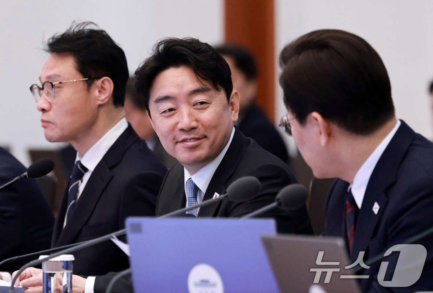 (서울=뉴스1) 이재명 기자 = 이재명 대통령과 강훈식 비서실장이 19일 청와대에서 열린 수석보좌관회의에서 대화하고 있다. 2026.3.19/뉴스1